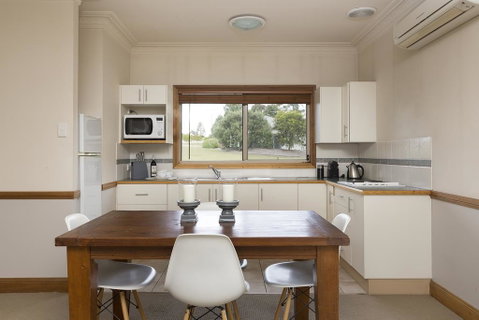 Windsors Edge Cottage Rothbury - Australian Directory 3