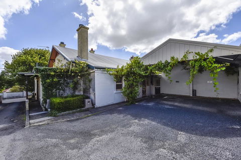 Wyatt Guest House - Australian Directory 1