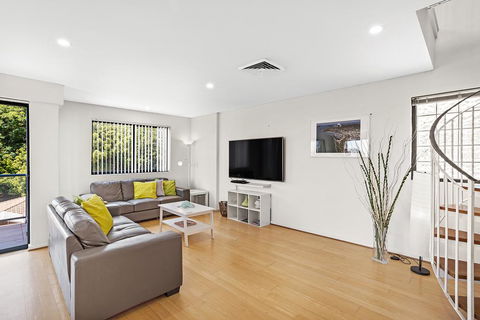 Yacaaba Terrace, Unit 9, 3 Yacaaba Street - Australian Directory 2