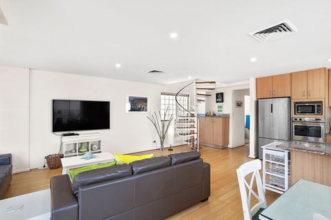 Yacaaba Terrace, Unit 9, 3 Yacaaba Street - Australian Directory 3
