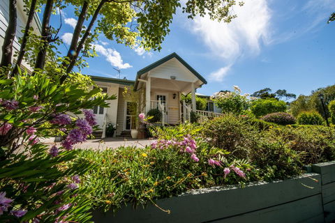 Yarra Gables - Australian Directory 3