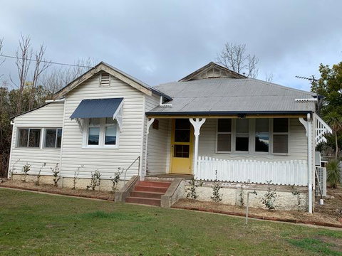 Yellow Door House Adelong - Australian Directory 1