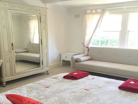 York Cottage - Grand Gate House And Enchanting Gardens - Australian Directory 2