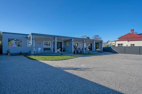 Zoo Villas : Villa Zebra - Central Wynyard - Australian Directory 2