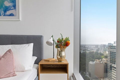 A Chic & Lovely 2BR Apt CBD With City Views - Australian Directory 1