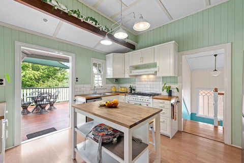 A Colourful Life 4Bed-2Bath-1Car - Queenslander - Australian Directory 0