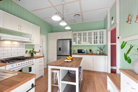 A Colourful Life 4Bed-2Bath-1Car - Queenslander - Australian Directory 2