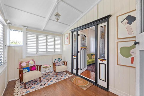 A Colourful Life 4Bed-2Bath-1Car - Queenslander - Australian Directory 3
