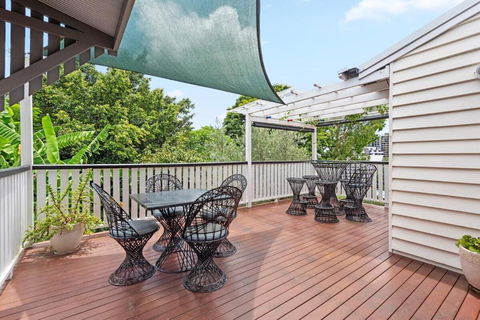 A Colourful Life 4Bed-2Bath-1Car - Queenslander - Australian Directory 1