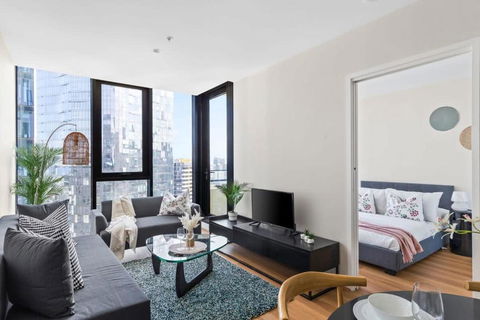 A Cozy 2BR Apt Near Crown With City Skyline Views - Australian Directory 0