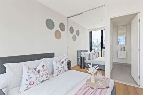 A Cozy 2BR Apt Near Crown With City Skyline Views - Australian Directory 2
