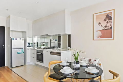 A Cozy 2BR Apt Near Crown With City Skyline Views - Australian Directory 4