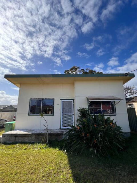 A Delightful Two-bedroom Cottage On Toowoon Bay. - Australian Directory 1