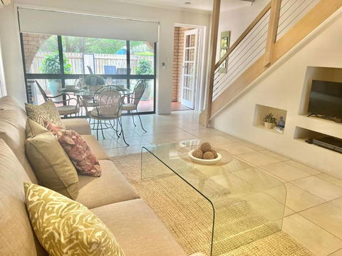 A Touch Of Lux In The Redlands! - Australian Directory 0