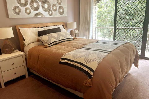 A Touch Of Lux In The Redlands! - Australian Directory 1