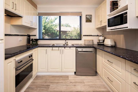 Aalen Lakeview Suite - Australian Directory 3