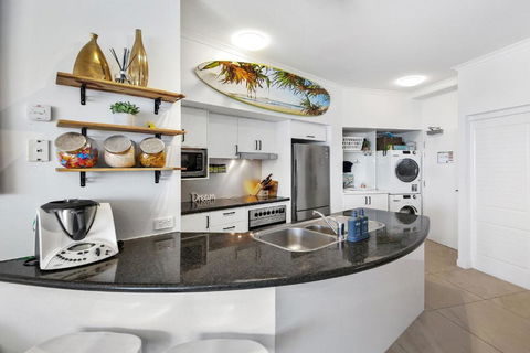 Absolute Beachfront Rolling Surf Resort - Australian Directory 1