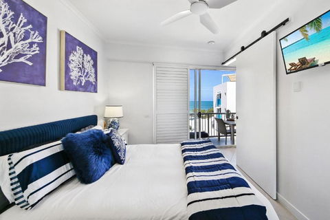 Absolute Beachfront Rolling Surf Resort - Australian Directory 2