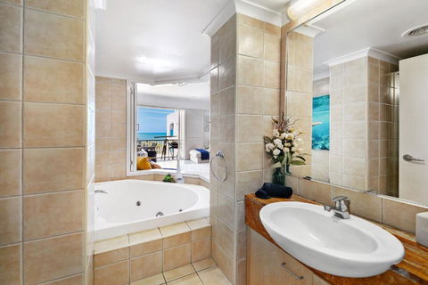 Absolute Beachfront Rolling Surf Resort - Australian Directory 3