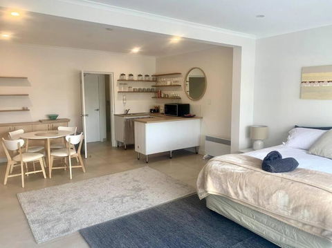 Adorable Studio Next To Cafe, Walk To Beach! - Australian Directory 3