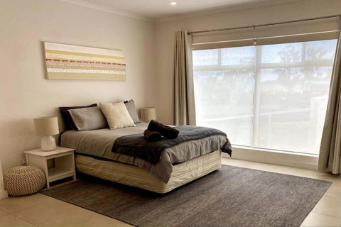 Adorable Studio Next To Cafe, Walk To Beach! - Australian Directory 1