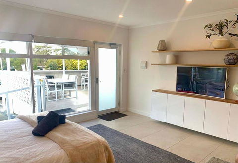 Adorable Studio Next To Cafe, Walk To Beach! - Australian Directory 2