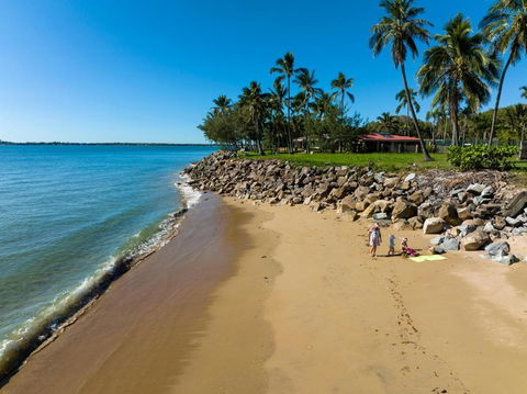 ABSOLUTE BEACH FRONT MACKAY - Blue Pacific - Australian Directory 3