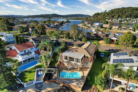 Aircabin - Woy Woy - Water Front - 6 Beds Lux Home - Australian Directory 2