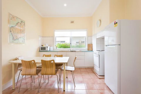 Albany Holiday Units - Australian Directory 3