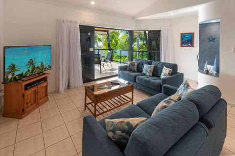 Anchorage 4 & Buggy Hamilton Island - Australian Directory 0