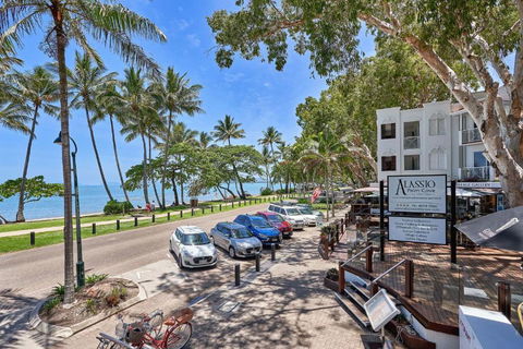 Alassio Absolute Beachfront 201 Palm Cove - Australian Directory 1