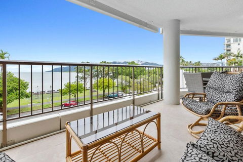 Aquarius Esplanade Retreat - Australian Directory 1