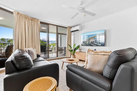 Aquarius Esplanade Retreat - Australian Directory 4