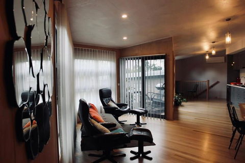 Architectural Crisp & Convenient Location - Australian Directory 2