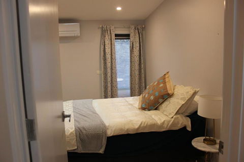 Architectural Crisp & Convenient Location - Australian Directory 4