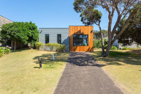 At Agnes Ave: Coastal Views - Australian Directory 1