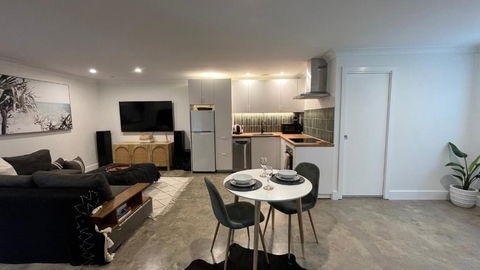 Avalon Beach Guesthouse - Australian Directory 1