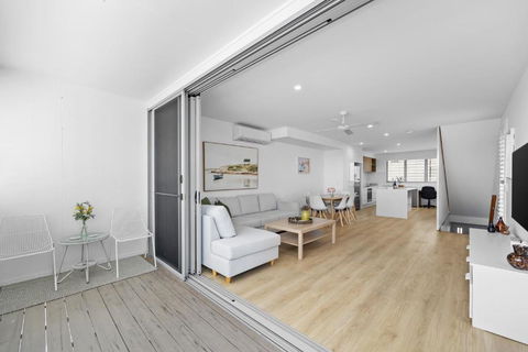 Azure River Side Townhouse - Australian Directory 4