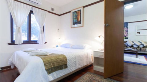 B4 Crawley Apartment 1 BRM & Sleepout Near UWA - Australian Directory 1