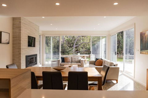 Baileys Beach House - Australian Directory 4