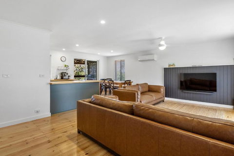 Baileys Normanville - 3 Hastings Street - Australian Directory 1
