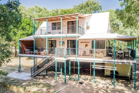 Banksia House - On Main Beach, Agnes Water - Australian Directory 2