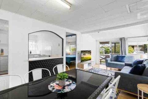 Bayside Living - Walk To Water - Central Location - Australian Directory 0