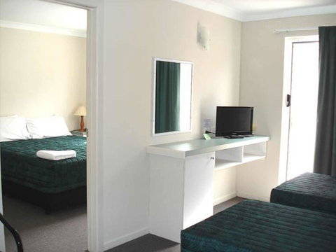 Southport Motel & Apartments - Australian Directory 23