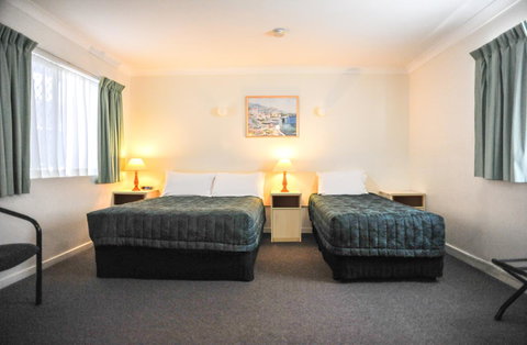 Southport Motel & Apartments - Australian Directory 18