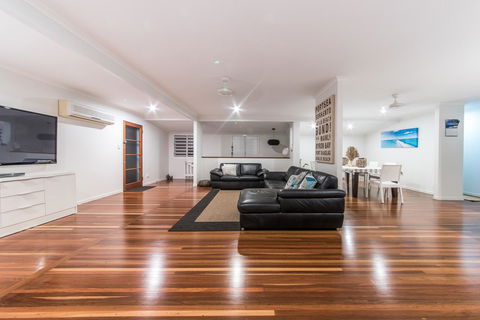 Hayman Views - Australian Directory 19