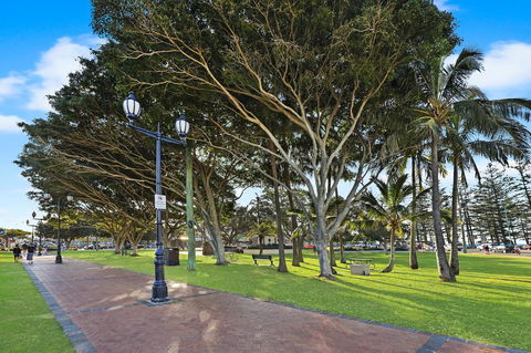 Pacific Regis Beachfront Holiday Apartments - Australian Directory 18