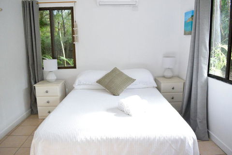 1 Min. Walk To Beach Horeseshoe Bay Holiday Units - Australian Directory 1