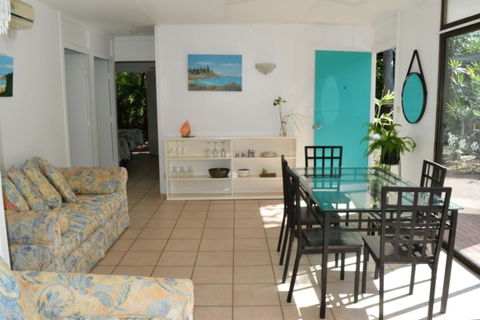 1 Min. Walk To Beach Horeseshoe Bay Holiday Units - Australian Directory 2