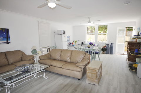 Retro Beach Flat - Australian Directory 14